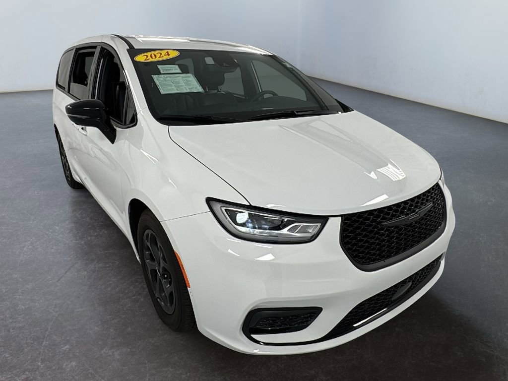 Used 2024 Chrysler Pacifica Select