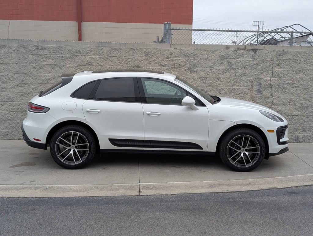 Certified 2025 Porsche Macan AWD/4WD image 8