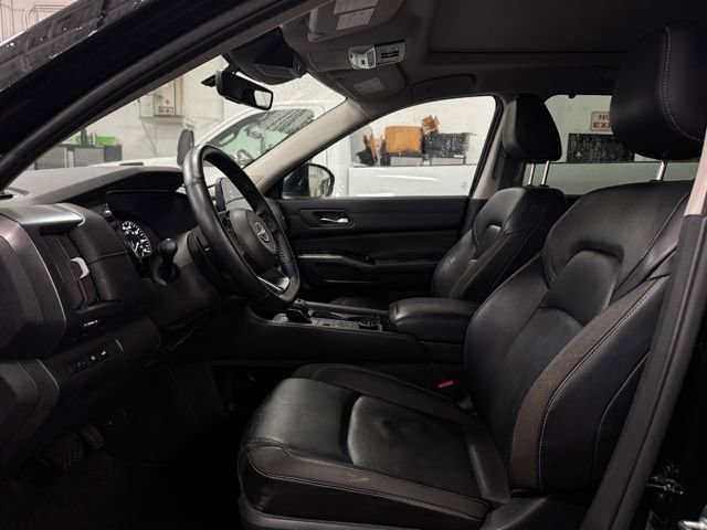 Used 2023 Nissan Pathfinder SL image 16