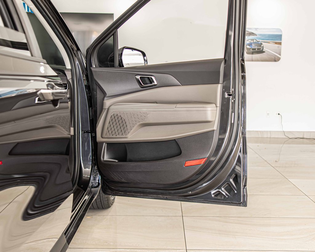 Used 2025 Kia Carnival EX image 41