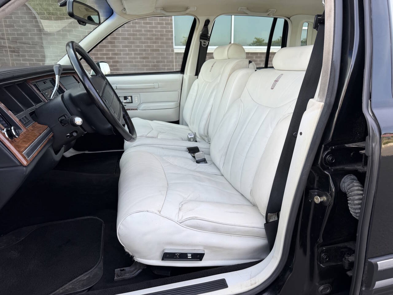 Used 1994 Lincoln Town Car Signature RWD image 13