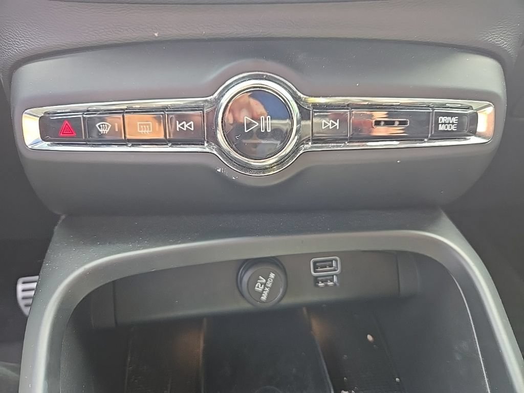 Used 2020 Volvo XC40 T5 R-Design w/ Protection Package Premier AWD/4WD image 16