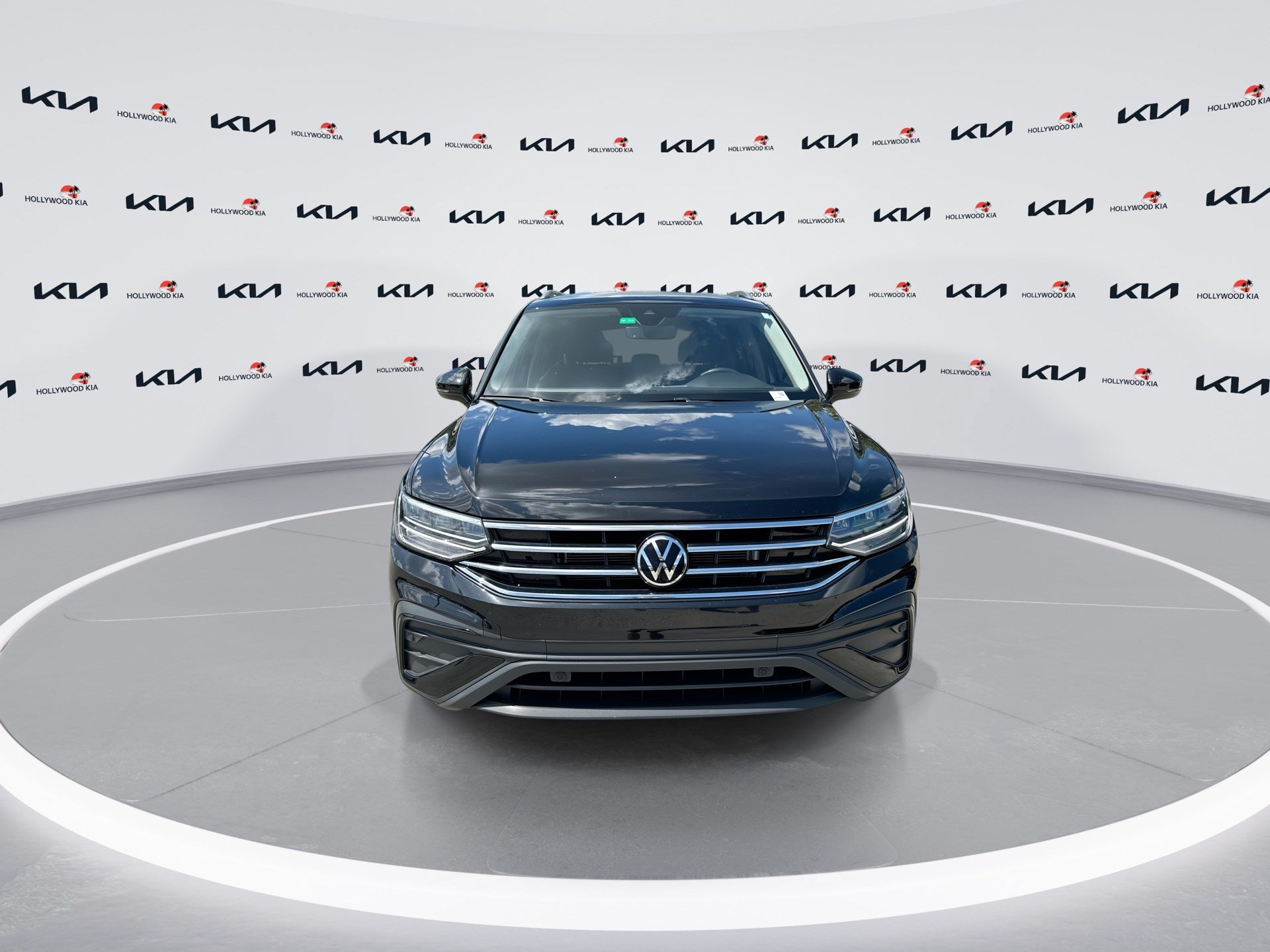 Used 2023 Volkswagen Tiguan SE FWD image 3