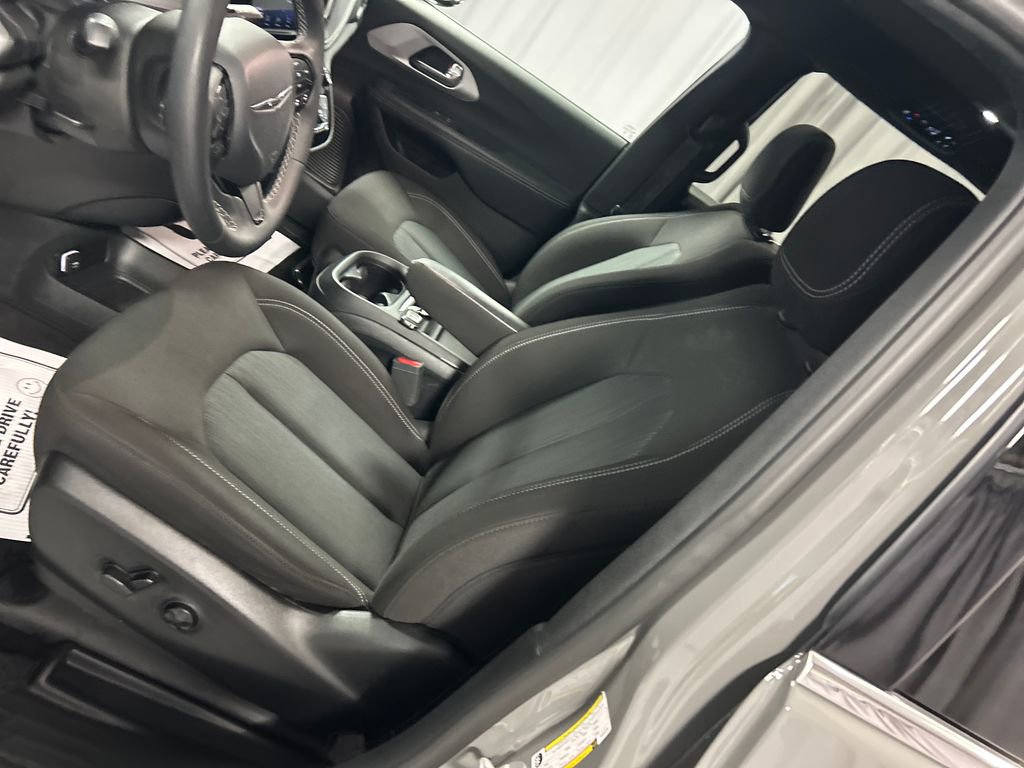 Used 2024 Chrysler Pacifica Touring FWD image 12