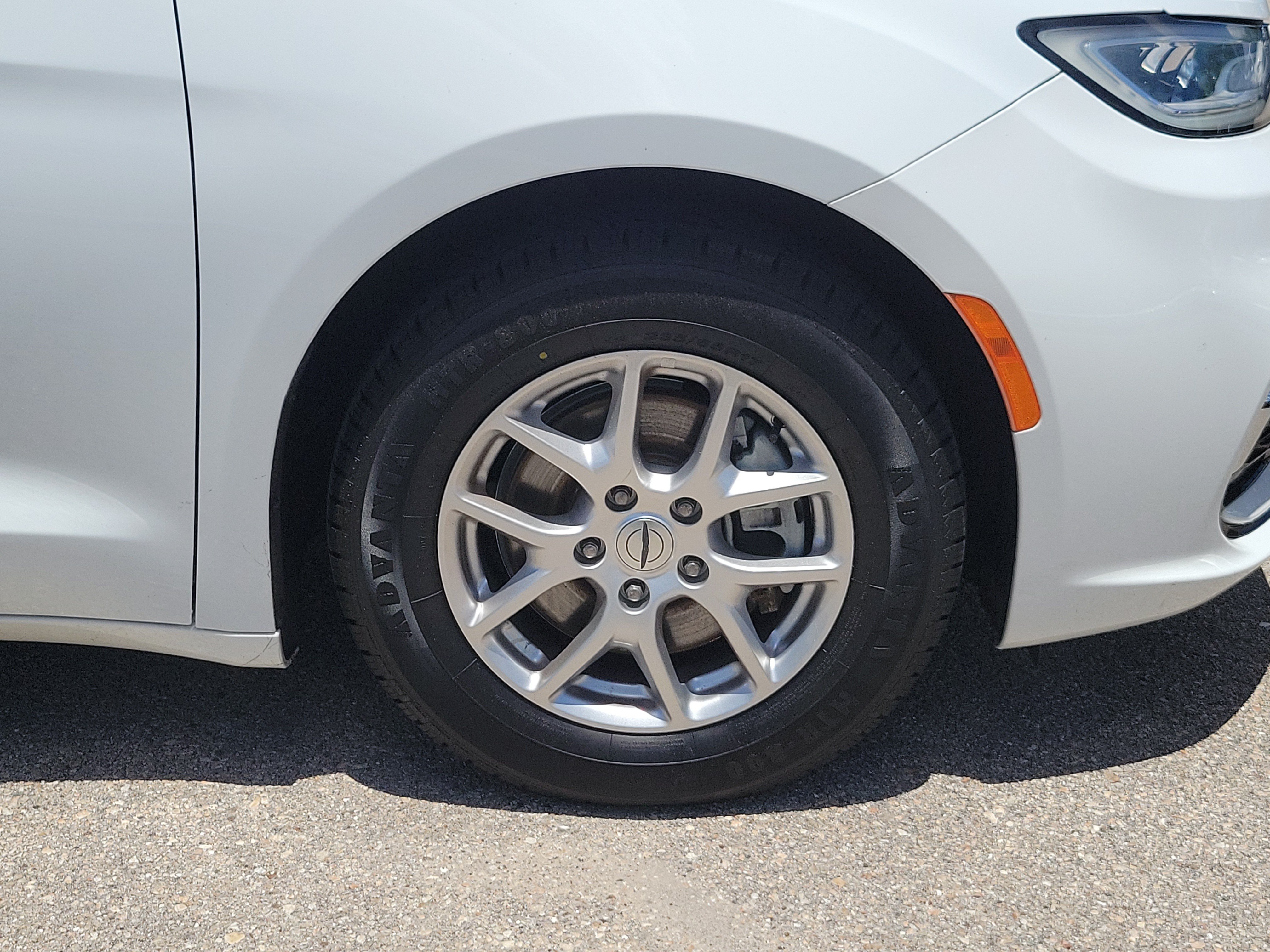 Used 2023 Chrysler Pacifica Touring-L FWD image 7