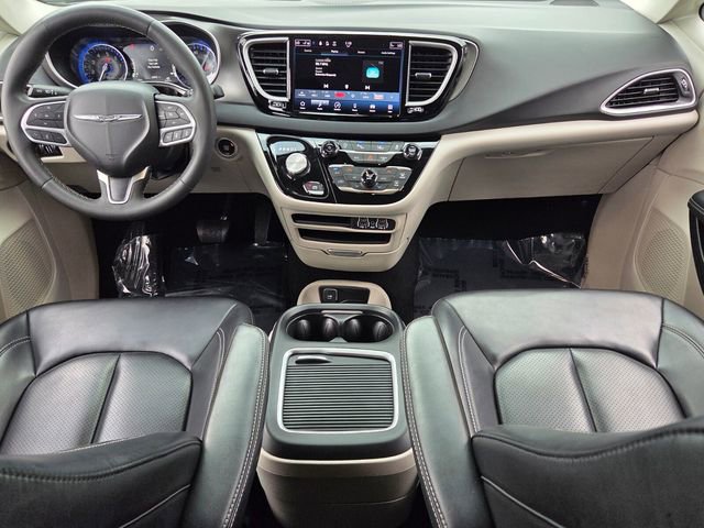 Used 2023 Chrysler Pacifica Touring-L FWD image 13