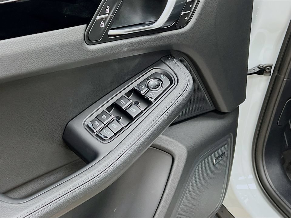 New 2026 Porsche Macan AWD/4WD image 20