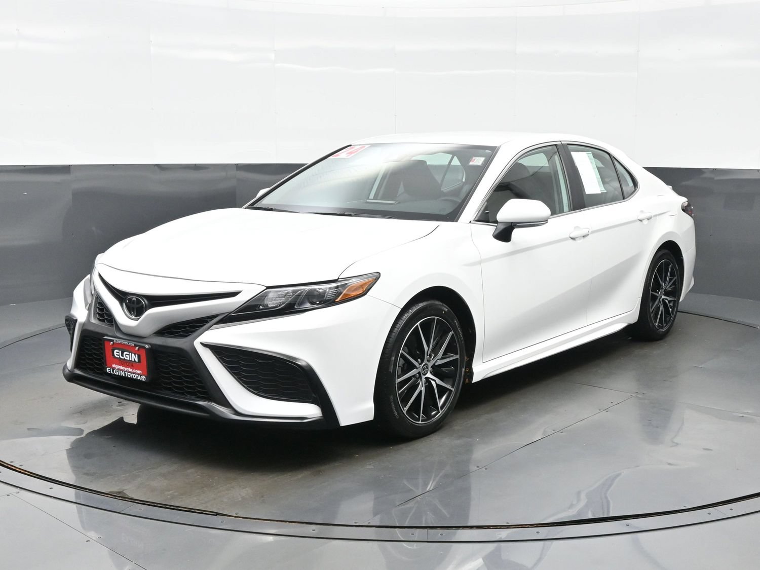 Used 2024 Toyota Camry SE AWD/4WD image 2