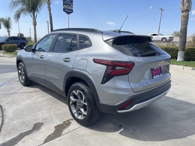 Used 2025 Chevrolet Trax LT FWD image 6