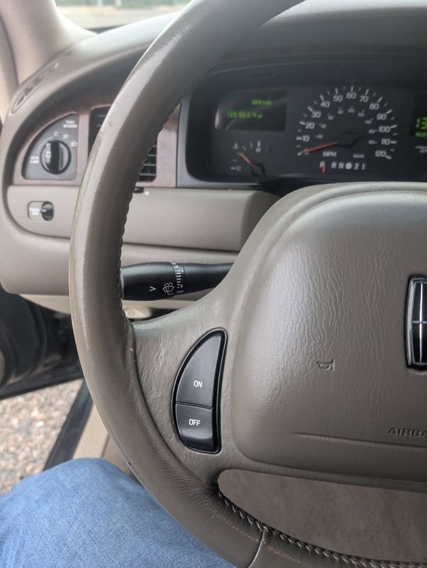 Used 1999 Lincoln Town Car Executive image 14