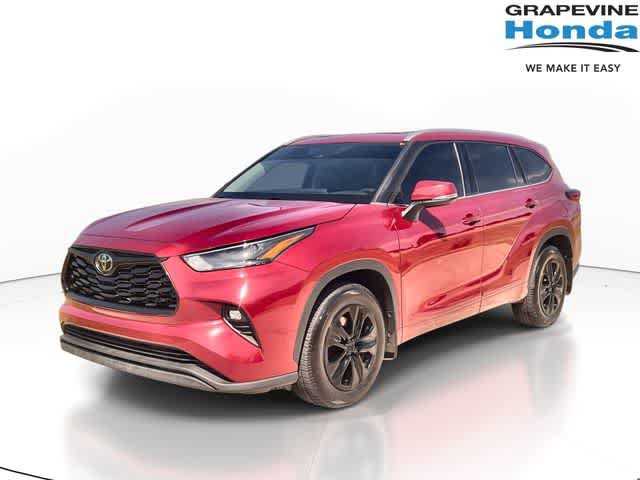 Used 2022 Toyota Highlander XLE AWD/4WD image 1