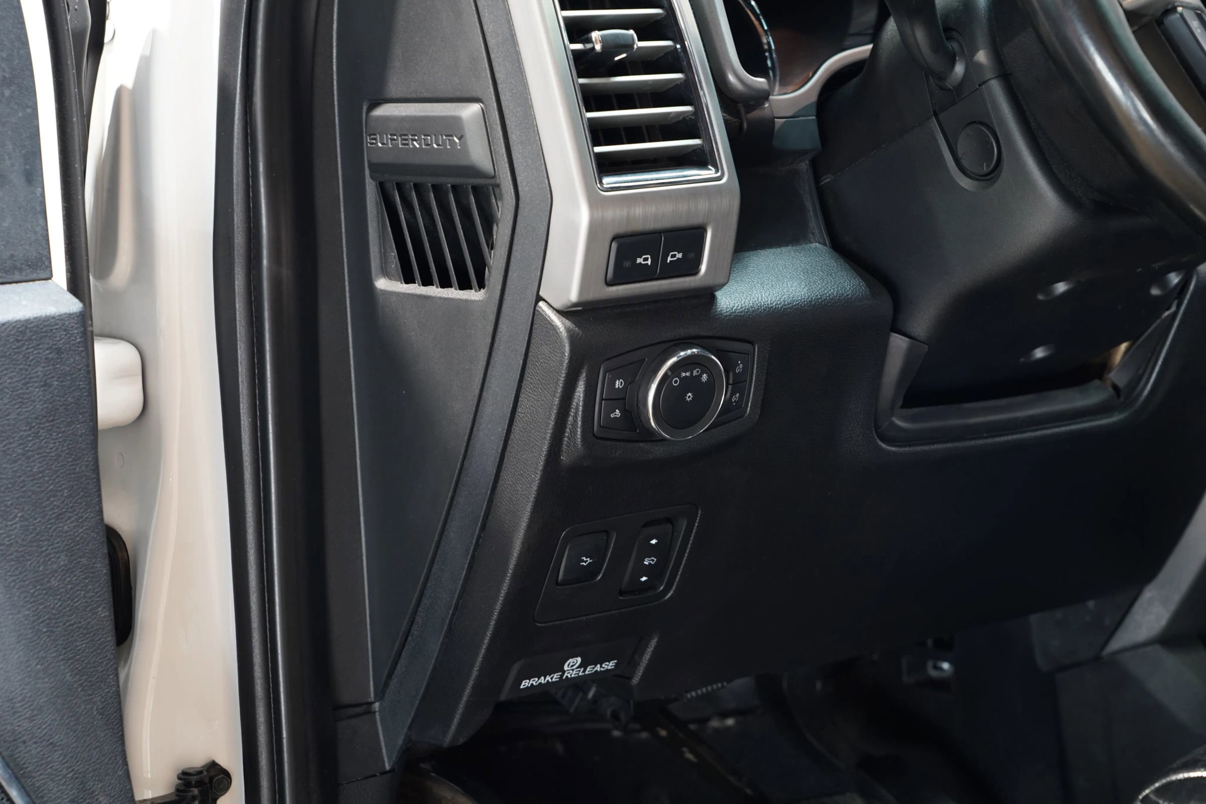 Used 2020 Ford F350 Platinum w/ FX4 Off-Road Package image 32