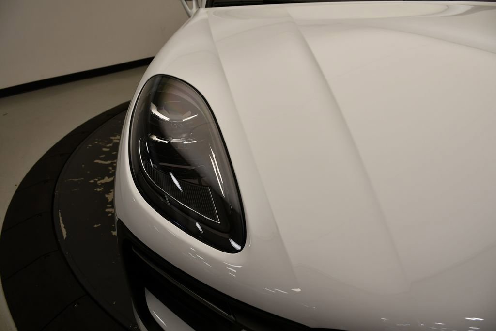 Certified 2025 Porsche Macan image 14
