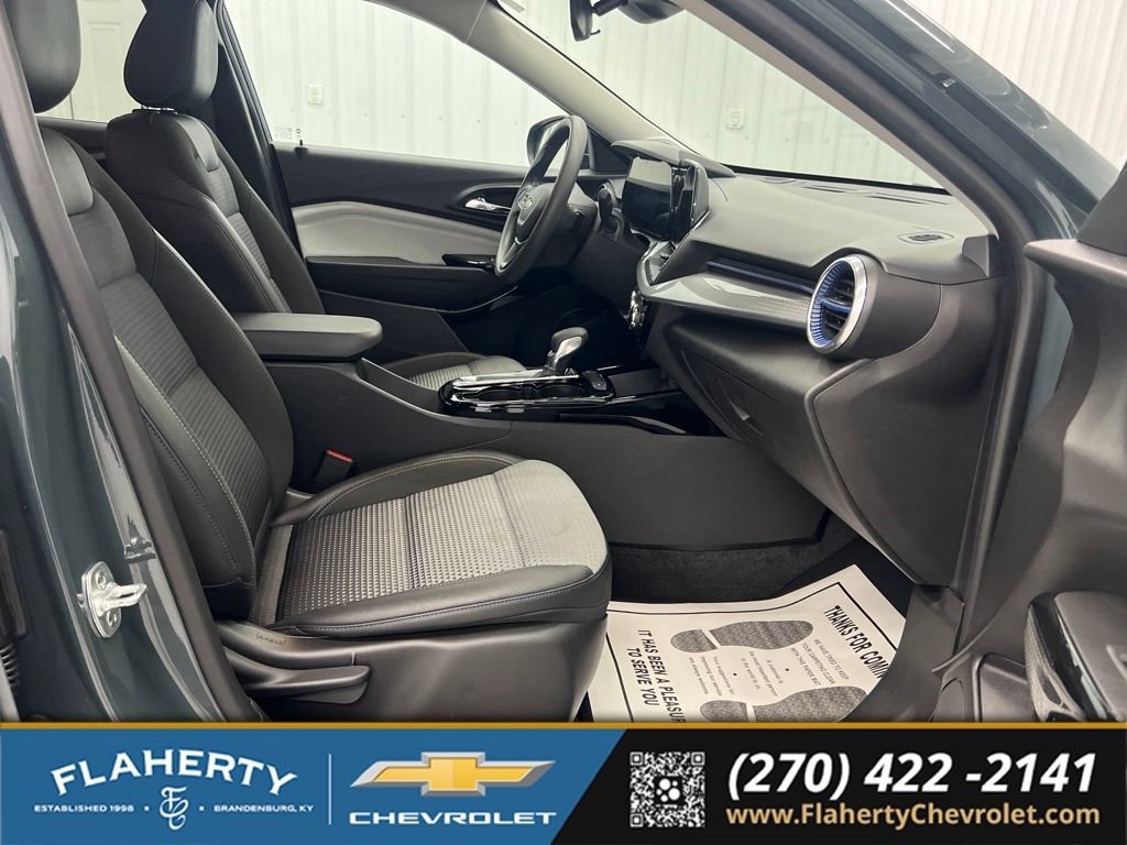 Used 2025 Chevrolet Trax LT FWD image 15