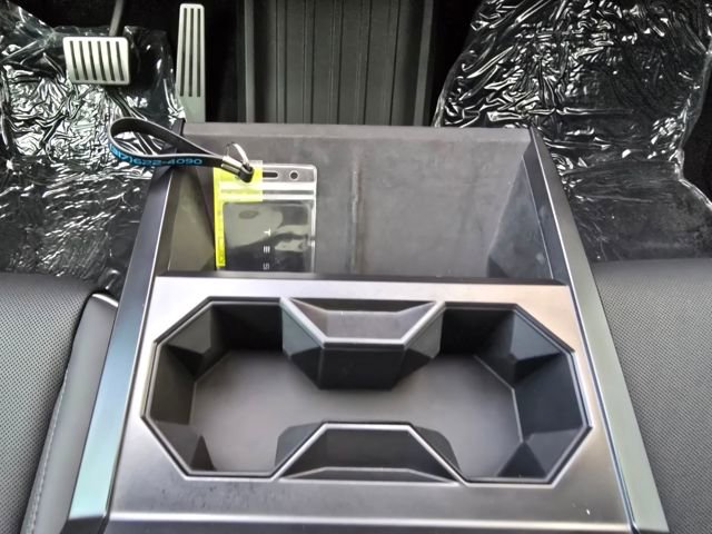 Used 2025 Tesla Cybertruck AWD Crew Cab image 39