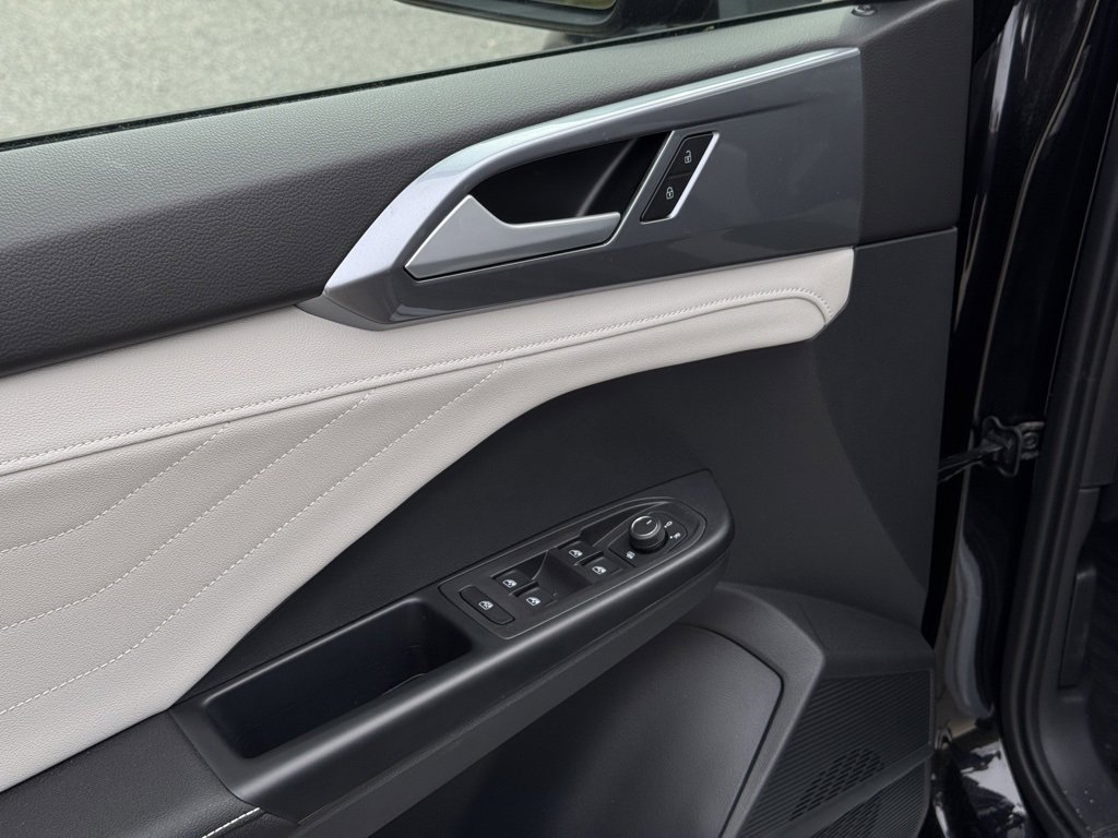 New 2025 Volkswagen Taos SEL image 15