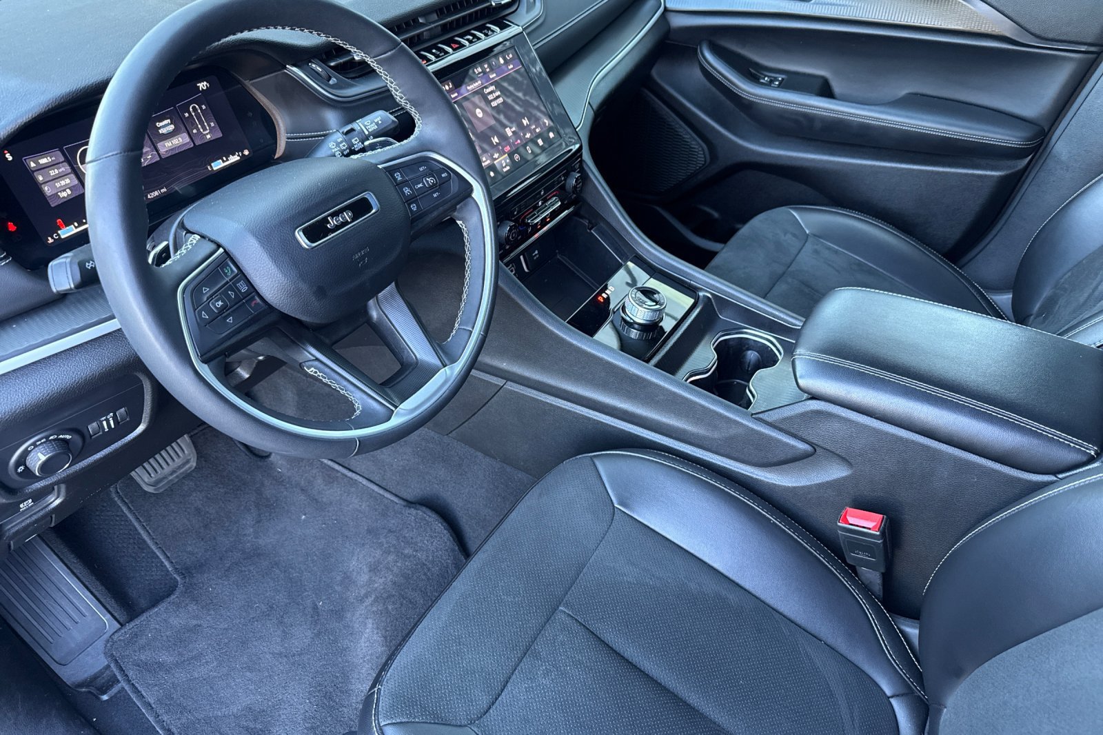Used 2025 Jeep Grand Cherokee Altitude AWD/4WD image 10