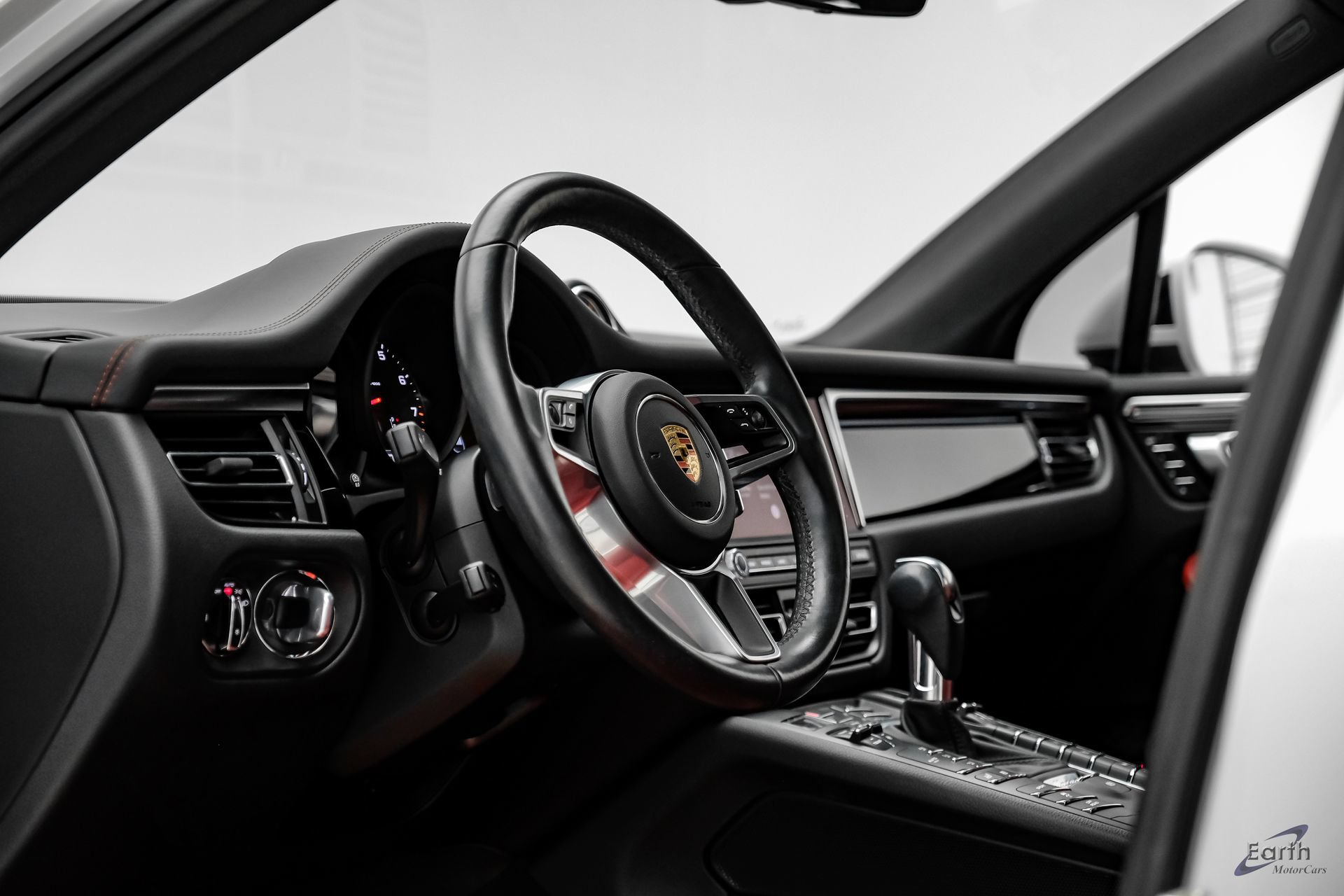 Used 2021 Porsche Macan AWD/4WD image 38