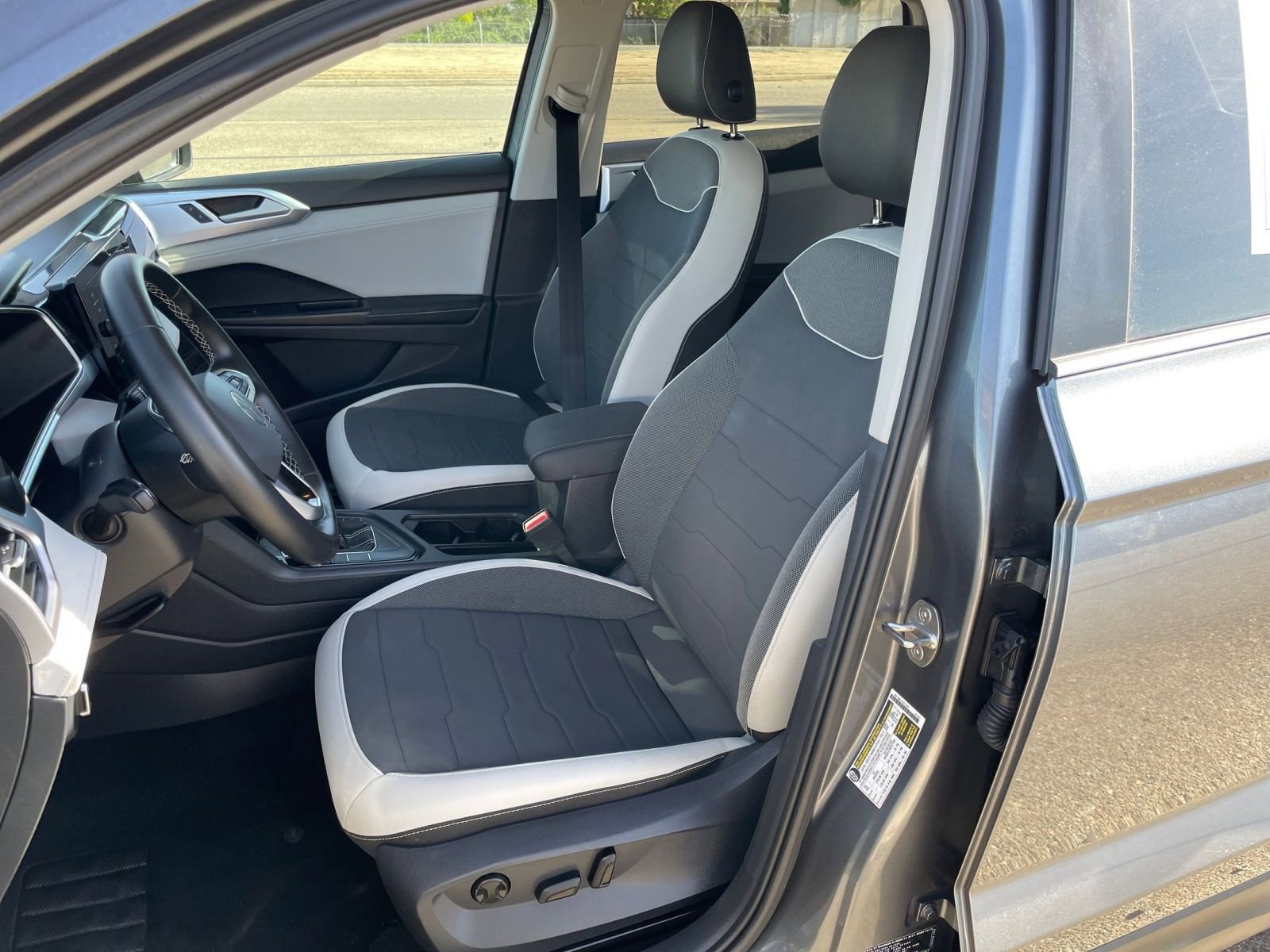 Used 2025 Volkswagen Taos SE image 37