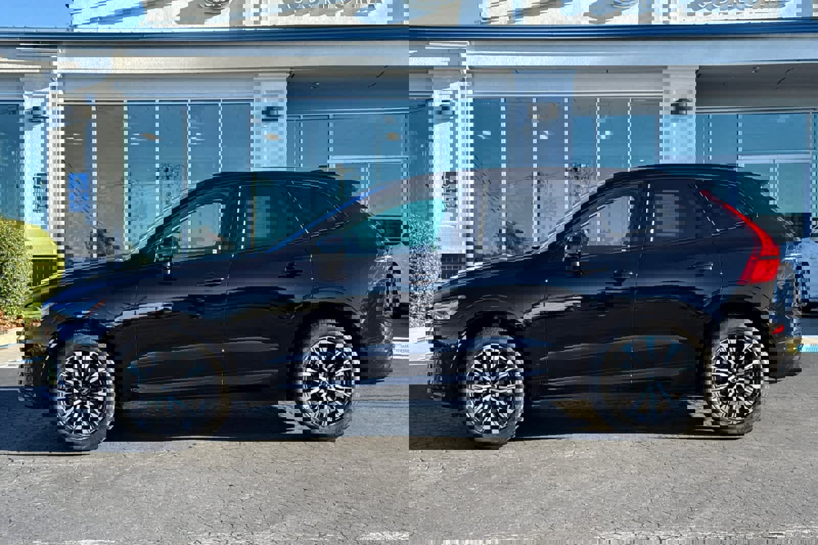 Used 2025 Volvo XC60 B5 Plus image 7