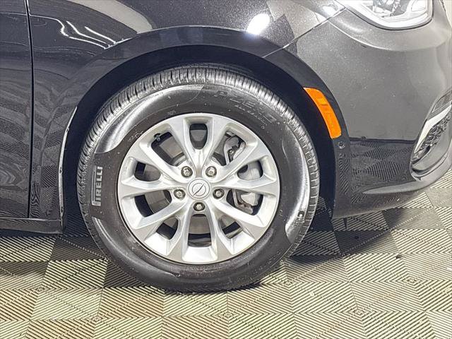 Certified 2025 Chrysler Pacifica Select AWD/4WD image 22