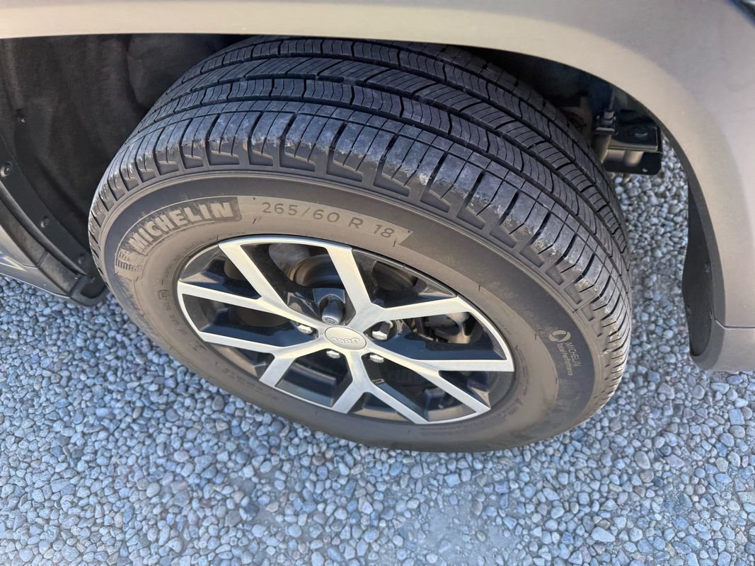 Used 2023 Jeep Grand Cherokee Limited w/ Trailer Tow Prep Group (B) AWD/4WD image 36