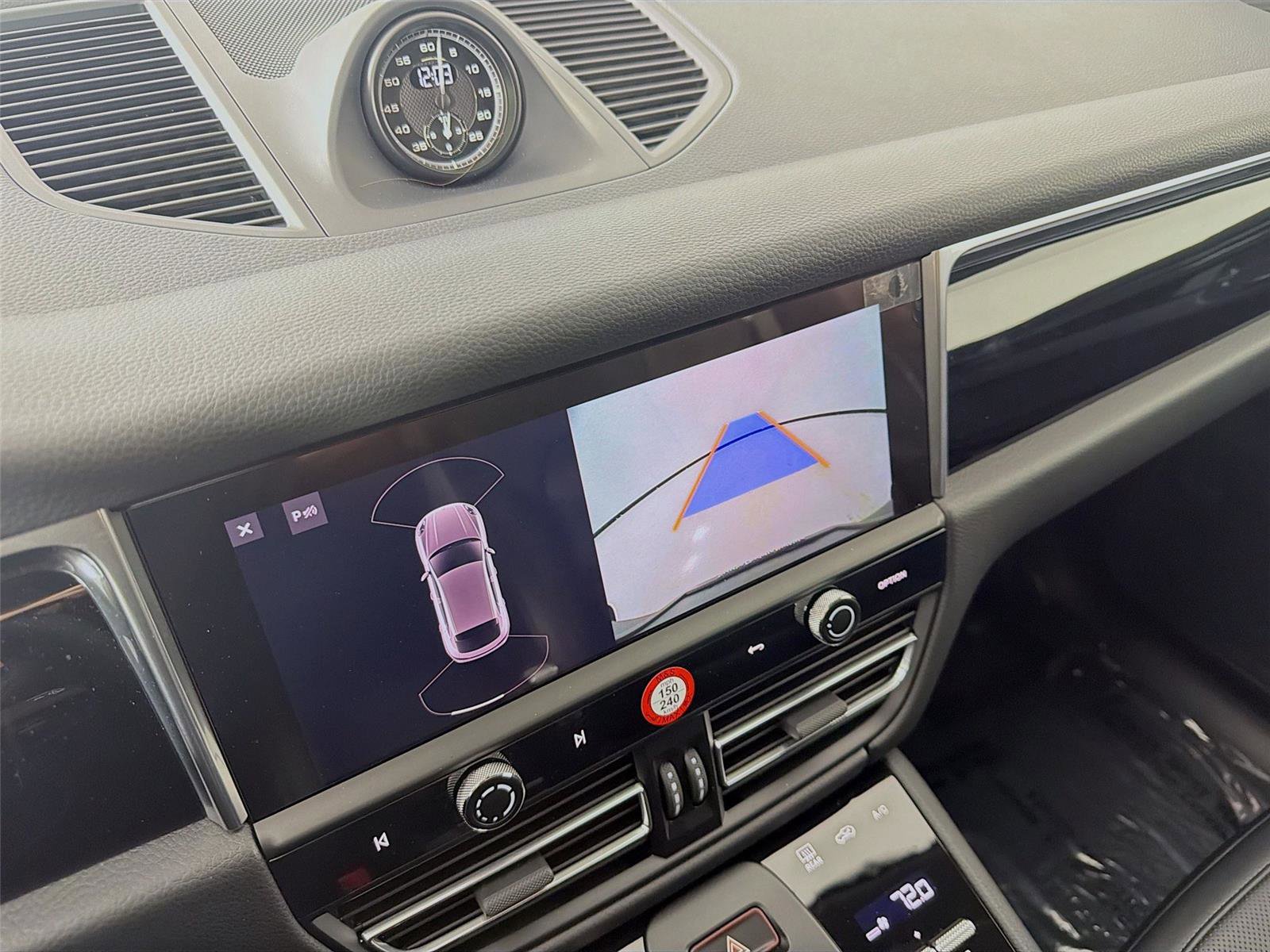 Certified 2025 Porsche Macan image 18