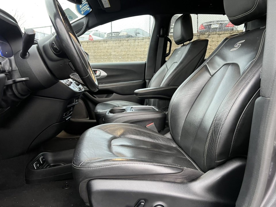 Used 2020 Chrysler Pacifica Touring-L Plus image 4