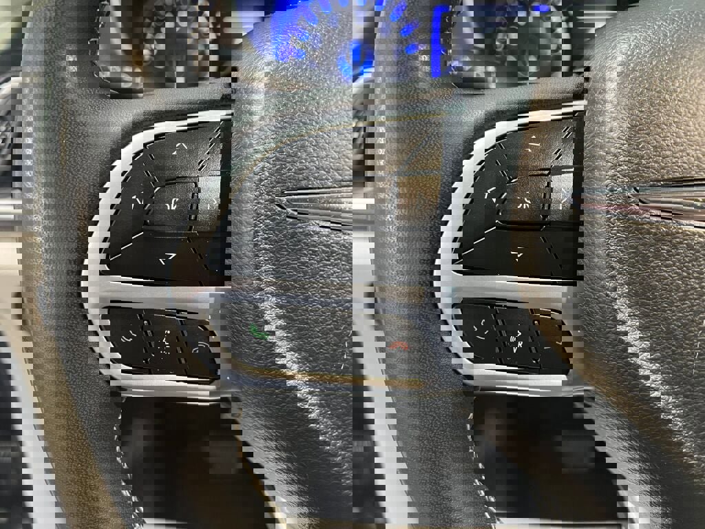 Used 2022 Chrysler Voyager LX image 11