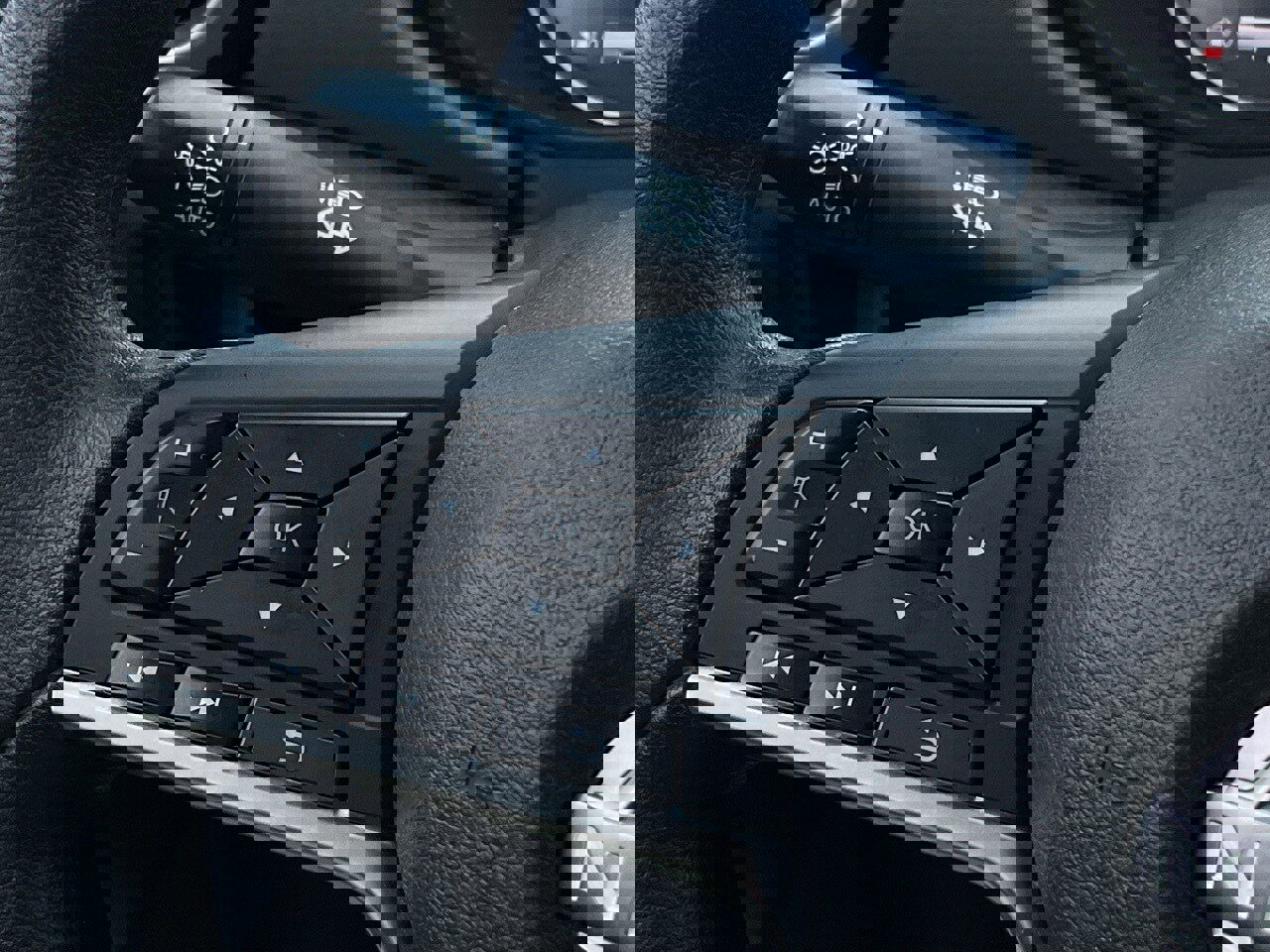 Used 2025 Nissan Versa SV image 22