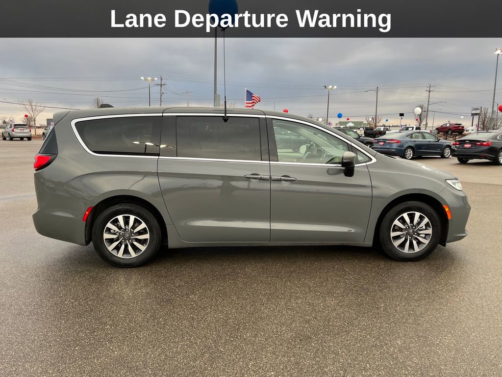 Used 2023 Chrysler Pacifica Touring-L image 8