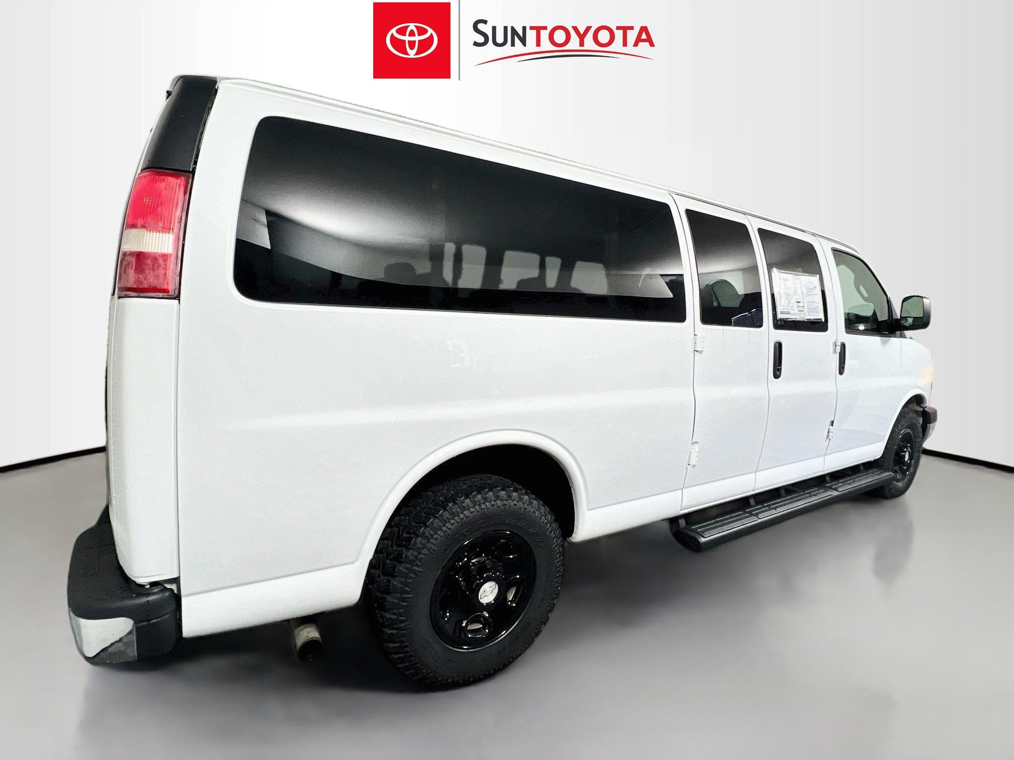 Used 2017 Chevrolet Express 3500 LT w/ LT Preferred Equipment Group RWD image 4