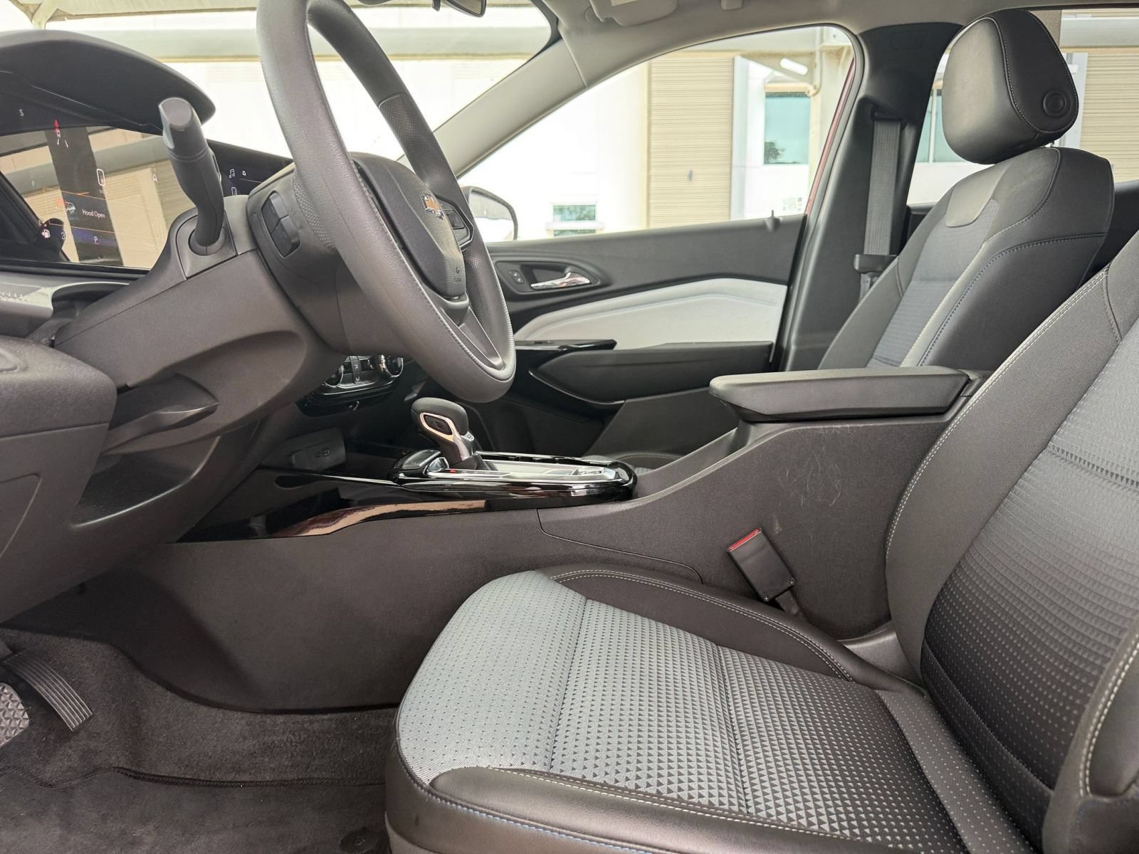 Used 2025 Chevrolet Trax LT FWD image 27