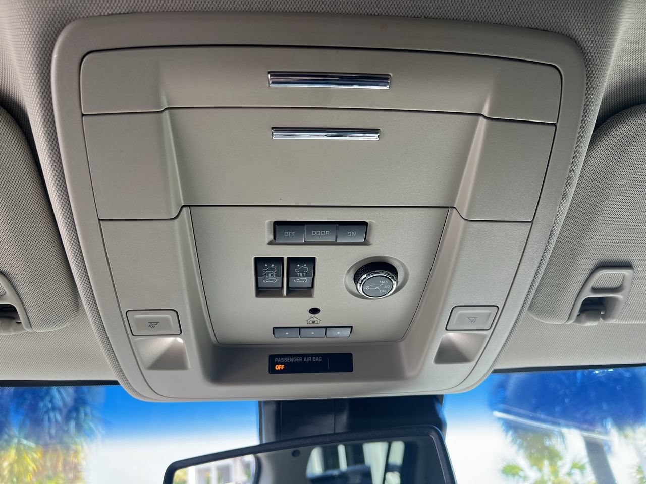 Used 2018 Chevrolet Suburban Premier AWD/4WD image 29