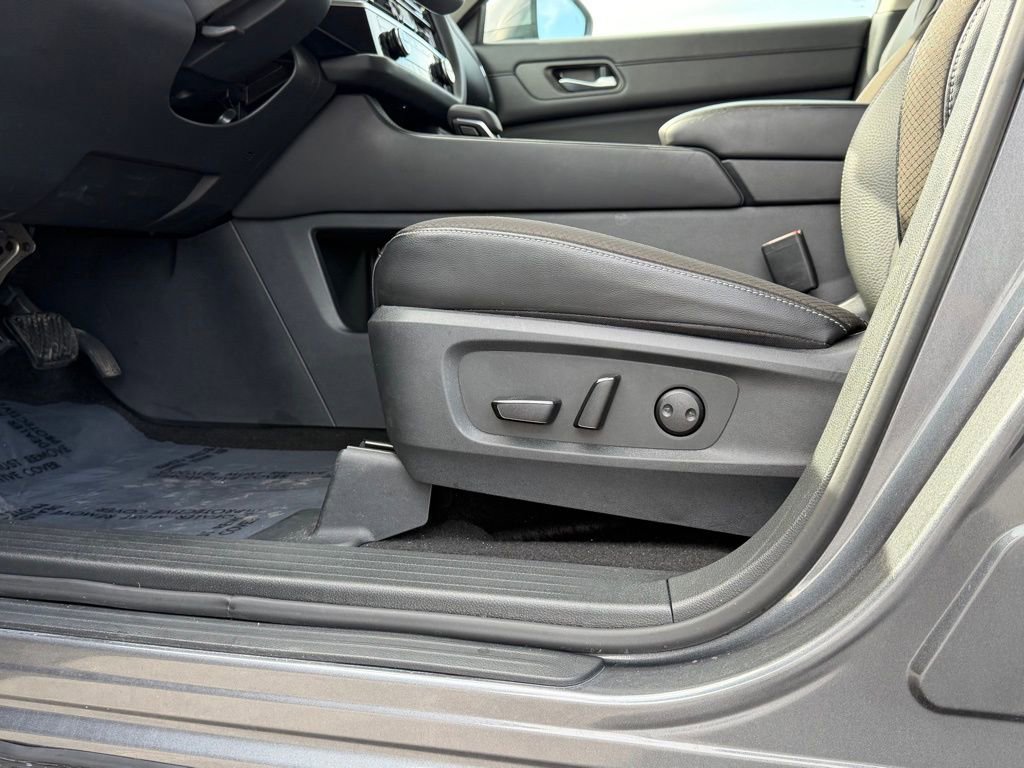 Used 2025 Nissan Pathfinder SL w/ Cargo Package FWD image 13