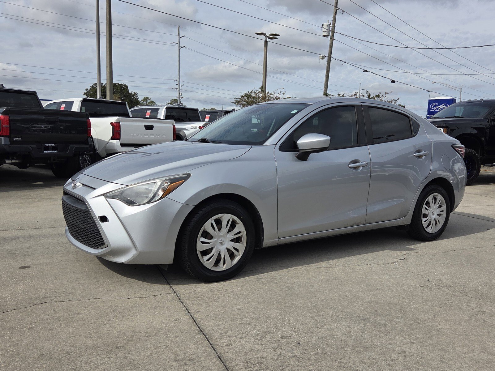 Used 2019 Toyota Yaris L image 3