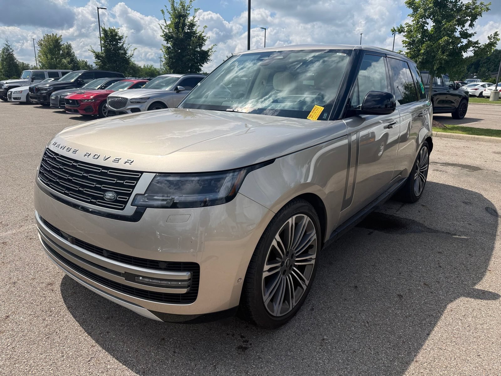 Used 2024 Land Rover Range Rover SE AWD/4WD image 1