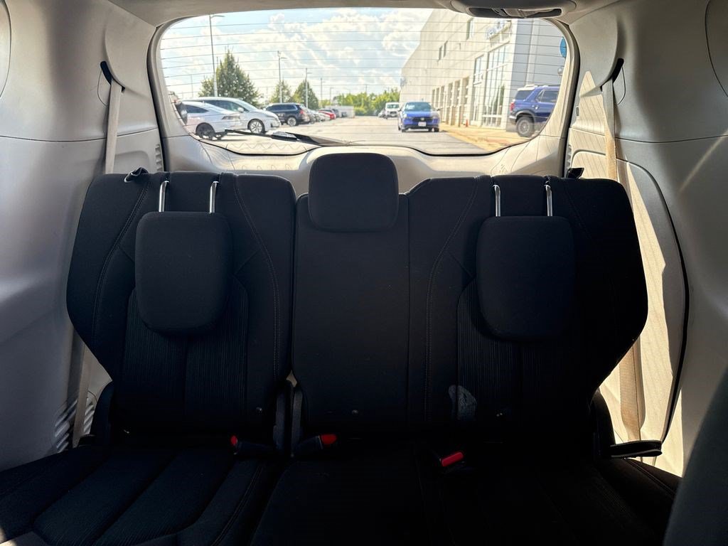 Used 2019 Chrysler Pacifica Touring Plus w/ Tire & Wheel Group FWD image 17
