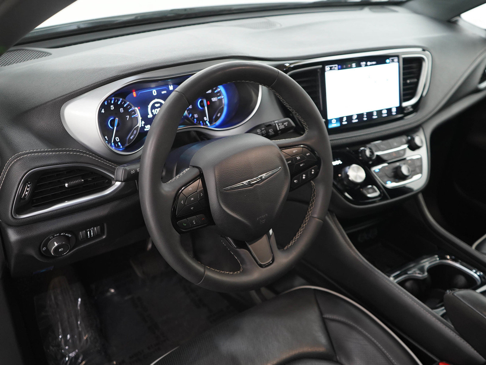 Used 2025 Chrysler Pacifica Limited FWD image 23