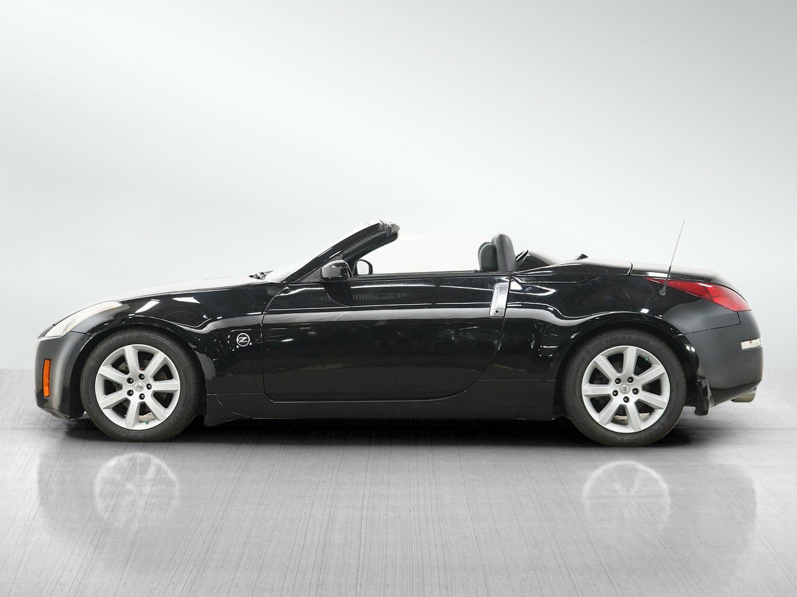 Used 2005 Nissan 350Z Touring RWD image 2