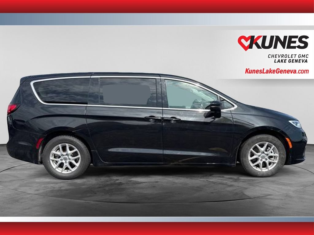 Used 2023 Chrysler Pacifica Touring-L FWD image 3