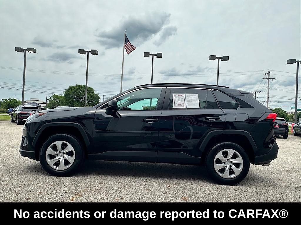 Used 2021 Toyota RAV4 LE AWD/4WD image 2