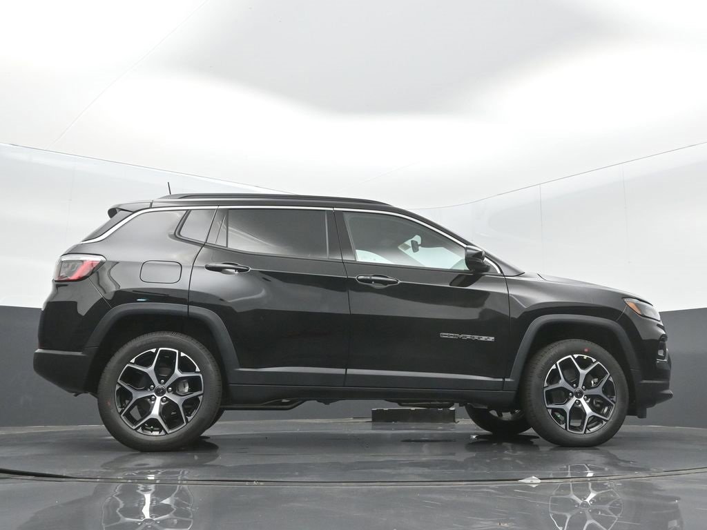 Used 2025 Jeep Compass Limited image 33