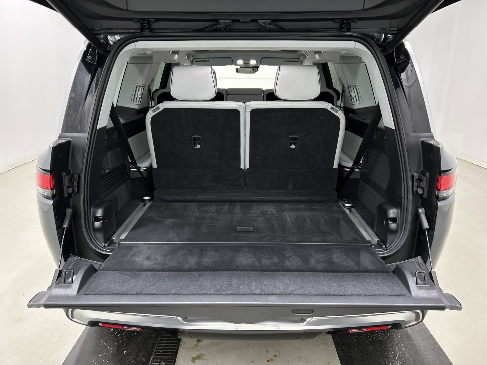 Used 2024 Rivian R1S Adventure AWD/4WD image 15