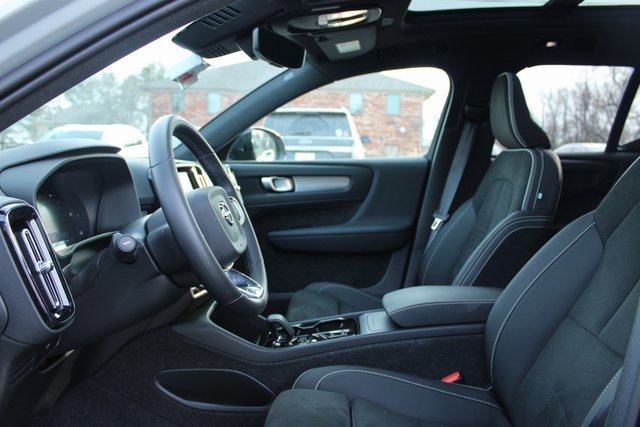 Used 2025 Volvo XC40 B5 Plus image 13