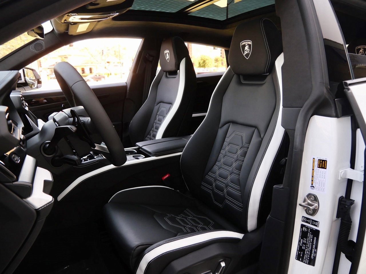 Used 2025 Lamborghini Urus SE image 19