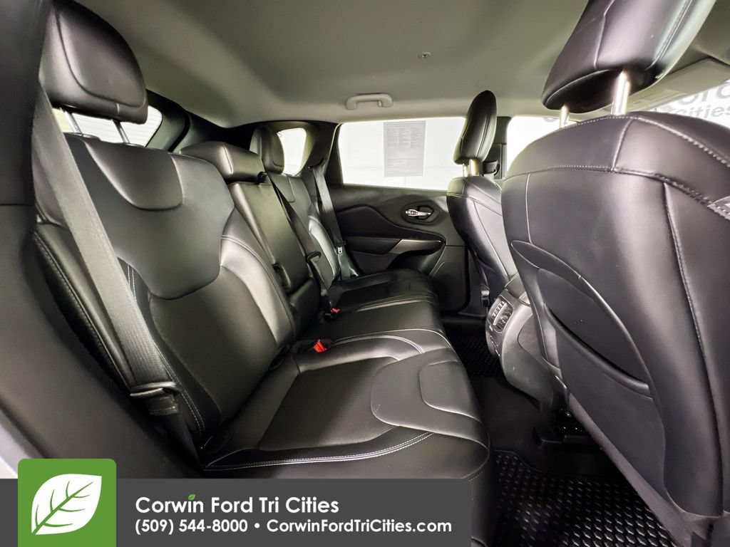 Used 2020 Jeep Cherokee Latitude Plus w/ Cold Weather Group AWD/4WD image 16