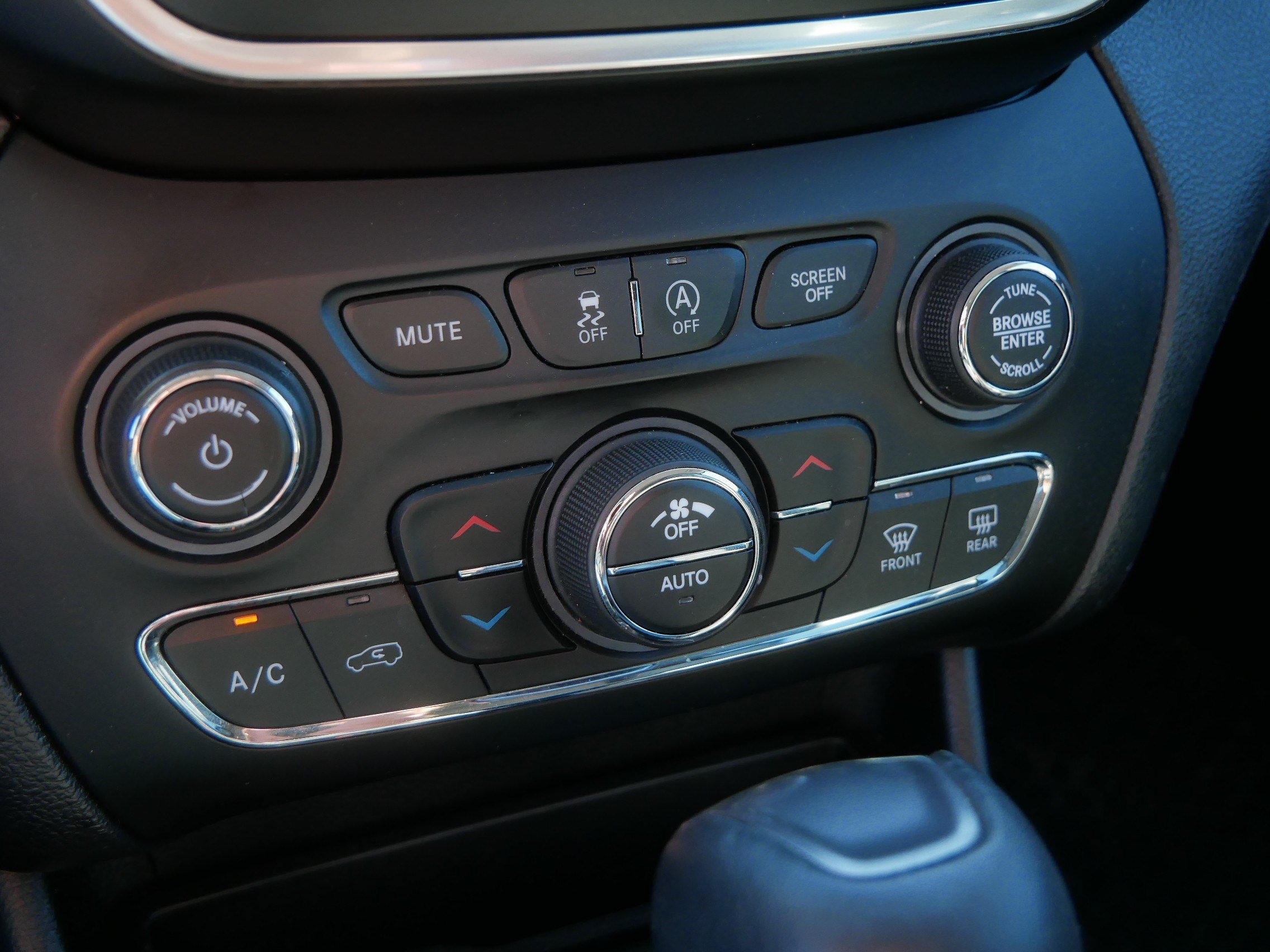 Certified 2020 Jeep Cherokee Latitude Plus w/ Comfort/Convenience Group AWD/4WD image 29