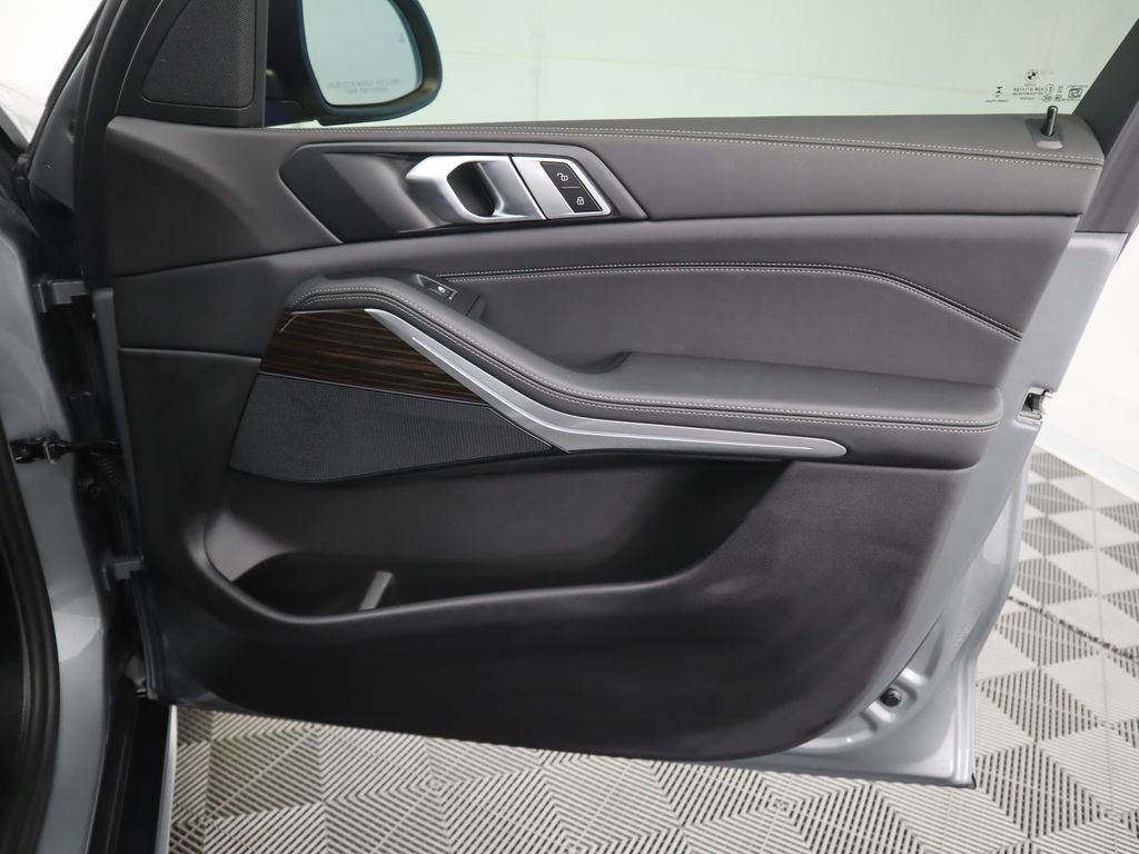 Used 2025 BMW X5 xDrive50e w/ Parking Assistance Package AWD/4WD image 26