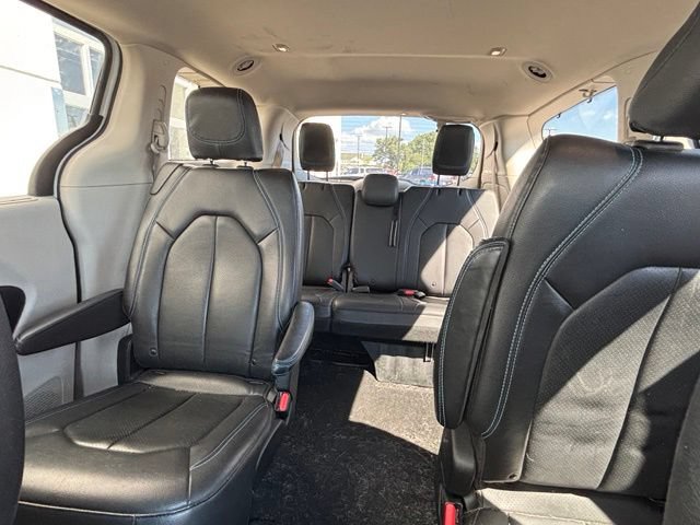 Used 2021 Chrysler Pacifica Touring-L FWD image 11